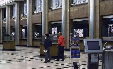 Охранники смогли задержать двоих грабителей с сумками, но третий смог скрыться