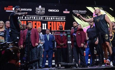 Дуэль взглядов американского и британского боксеров прошла на расстоянии