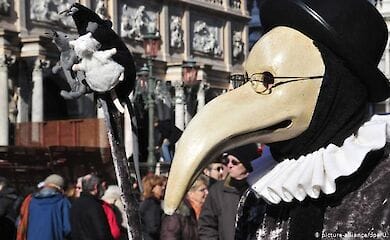 По последним оценкам, общее число случаев заражения коронавирусом в Италии превысило сотню