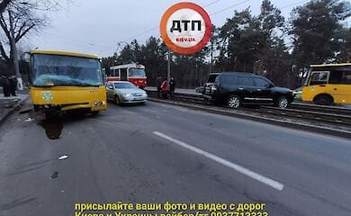В столице маршрутка протаранила внедорожник, есть пострадавшие