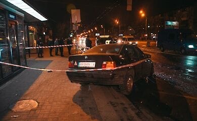 На бульваре Перова столкнулись два авто. Одну машину отбросило в остановку