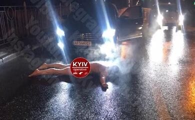 В столице голый водитель лег на дорогу и звал Андрюху