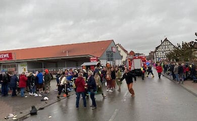 Автомобіль заїхав у натовп глядачів параду в німецькому місті Фолькмарзен