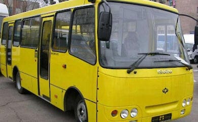 Киянка отримала перелами ніг, випавши на ходу з маршрутки