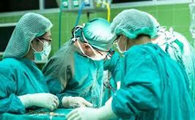 Хирурги впервые пересадили пациенту конечность от живого донора