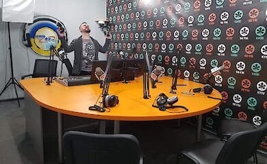 На радио «Київ 98 FM» решили, что киевляне должны просыпаться утром весело и бодро