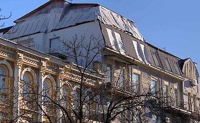 У столиці будинок руйнується через надбудову на верхньому поверсі