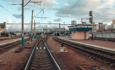 У столиці зацепери каталися на вагоні електрички