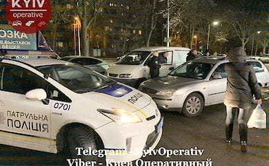 В столице на стоянке супермаркета машина сбила женщину с ребенком