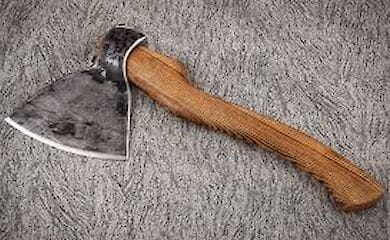 У столиці автомобіль порубали сокирою