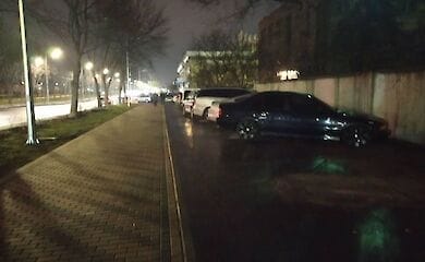 Автохамы устроили парковку на недавно отремонтированной велодорожке