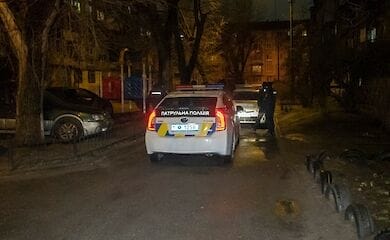 В Киеве вблизи магазина избили и ограбили прохожего