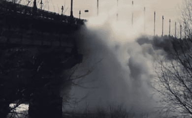 На мосту Патона - прорыв теплосети. Над Днепром - водопад из кипятка