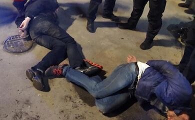 У Києві на зупинці швидкісного трамвая пасажири затримали кишенькових злодіїв