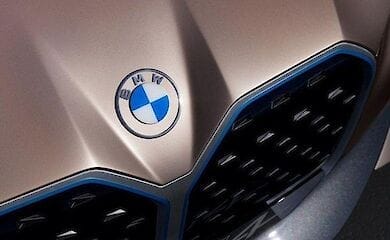 Известная авто компания поменяла логотип