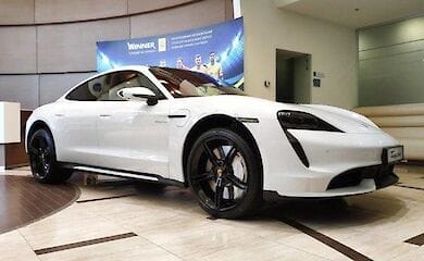 Украинцы раскупили Porsche Taycan стоимостью в несколько миллионов гривен