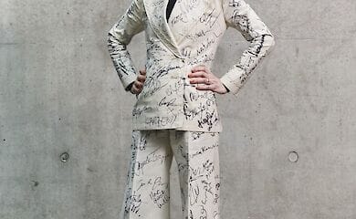 Деньги с продажи костюма пойдут на благотворительность 