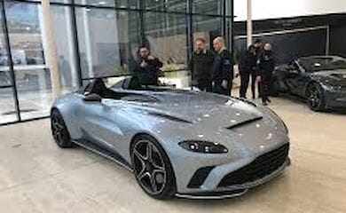 Британский автопроизводитель Aston Martin представил свой новый суперкар V12 Speedster