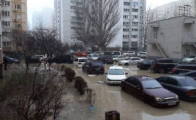 В Киеве в одном из дворов затопило десятки автомобилей
