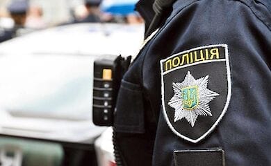 Под Киевом полицейские сняли подростков с крыши многоэтажки
