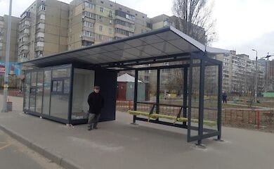В Киеве на автобусной остановке ограбили подростка