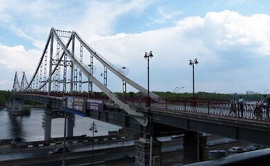 У столиці з Паркового мосту впав хлопець