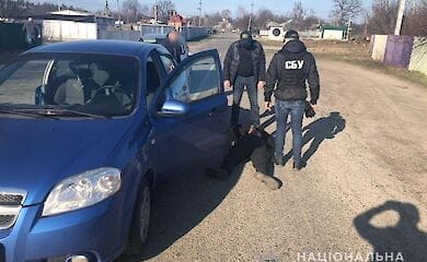 Под Киевом полицейского задержали при получении взятки