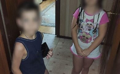 В Киеве двое детей выбрасывали подушки и игрушки из окна 