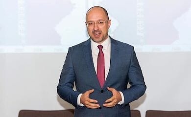 Прем'єр просить громадян не їздити в інші області