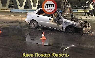 В Деснянском районе Киева на ходу загорелся автомобиль