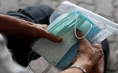 Кому власти Киева будут выдавать маски