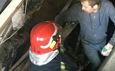 В столице мужчину завалило землей