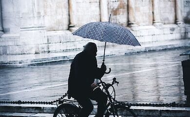 Для мінімізації ризиків людям поважного віку рекомендують скоротити соціальні контакти