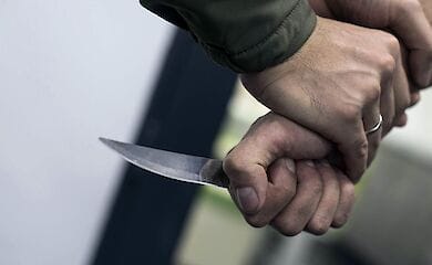 В Киеве в отделении банка задержали мужчину с ножом