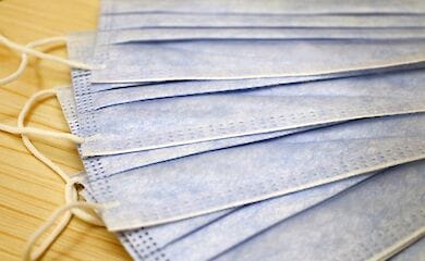 Школярка сама пошила сотні масок для тих, хто не може їх купити