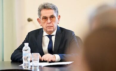 Медикам, які борються з коронавірусів, пропонують платити погодинно