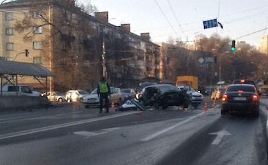 В Киеве такси попало в ДТП, есть жертвы