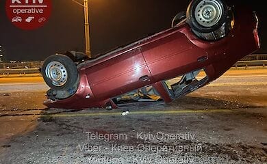 У Києві на мосту Патона перекинувся автомобіль