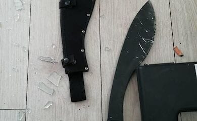 Мужчина бросился с мачете на соседа