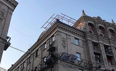 В Киеве на Майдане снесли очередную надстройку на крыше