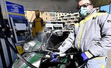 Правила безопасности на заправке: как не заразиться коронавирусом, заправляя авто