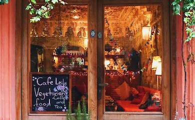 Людям заборонено виходити з дому без крайньої необхідності і збиратися в громадських місцях більше ніж утрьох