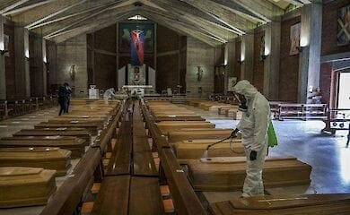 Дезінфекція трун перед відправкою в крематорій. Сериате, Ломбардія, Італія. 28 березня 2020 рік.
