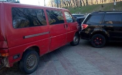 В Киеве на Грушевского пьяный водитель протаранил три авто
